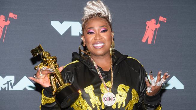 Миси Елиът помага на булка за мечтаната рокля