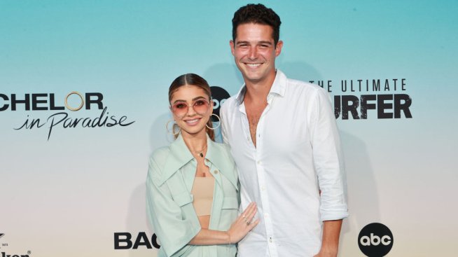 Сара Хайланд с две рокли от Vera Wang за сватбата с Уелс Адамс