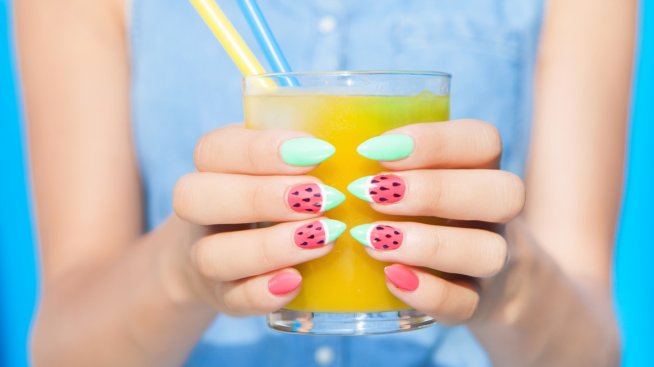 Маникюр в стил плодова кора – най-популярният стил за лятото