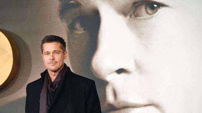 Брад Пит пуска свое шампанско розе 