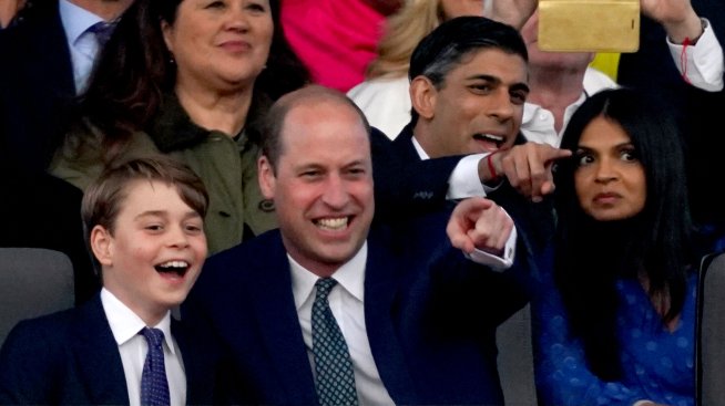 Като обикновено дете - принц Джордж уловен в забавен момент по време на мач