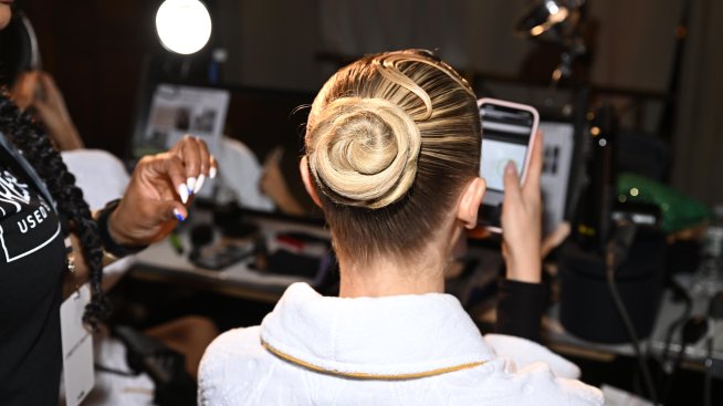 Нова прическа за пролетта – изпробвайте кок във формата на роза