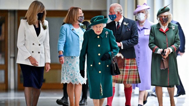 Кралица Елизабет и Камила – стилното дуо в шотландския парламент