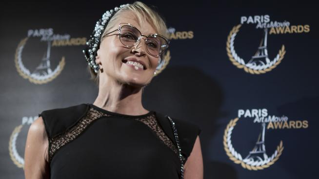 Шарън Стоун на 63 – у дома, с книга в ръка