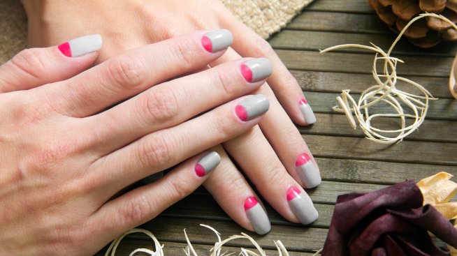 Маникюр за есента: Нарисувайте полумесеци на ноктите си