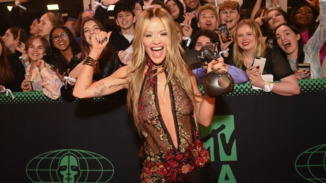 Тейлър Суифт и Рита Ора блестят на червения килим