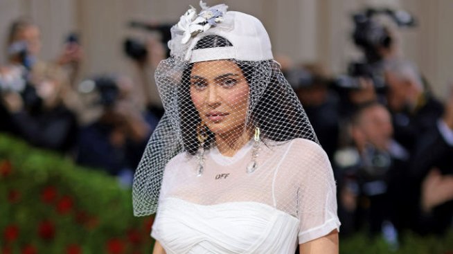 Кайли Дженър се появи по бански за първи път след второто раждане