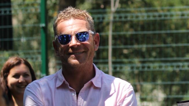 Цвят лилав: Вижте дъщерята на Юлиан Вергов като абитуриентка