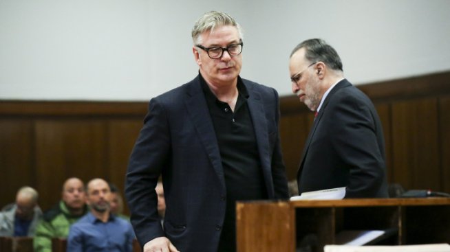 Алек Болдуин още е в опасност да влезе в затвора