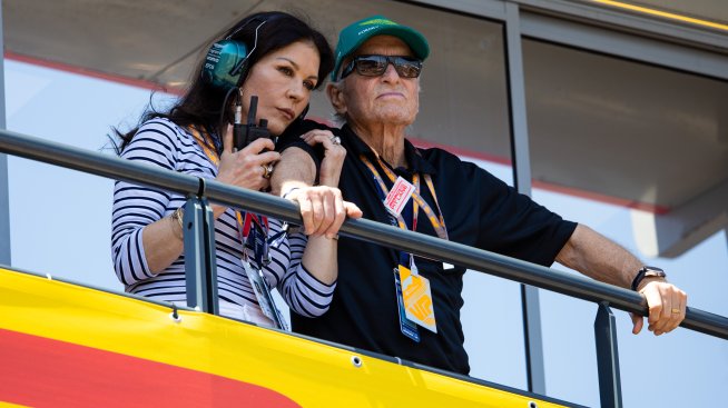 Катрин Зита-Джоунс отпразнува своя и рождения ден на Майкъл Дъглас с гола снимка