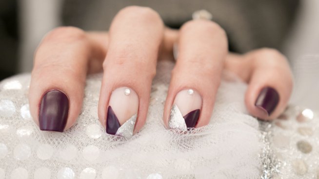 Цветно блокиране – летен тренд за френски маникюр