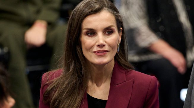 Бизнес визия – кралица Летисия се появи в шикозен костюм в бордо