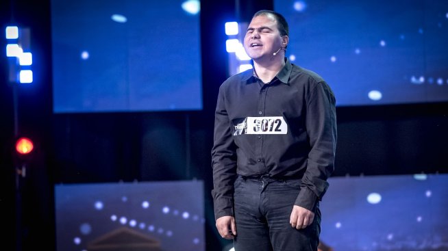 Златен бутон за незрящ имитатор в „България търси талант“