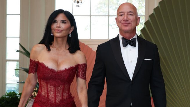 Джеф Безос и Лорън Санчес с уникален подарък за сватбените си гости