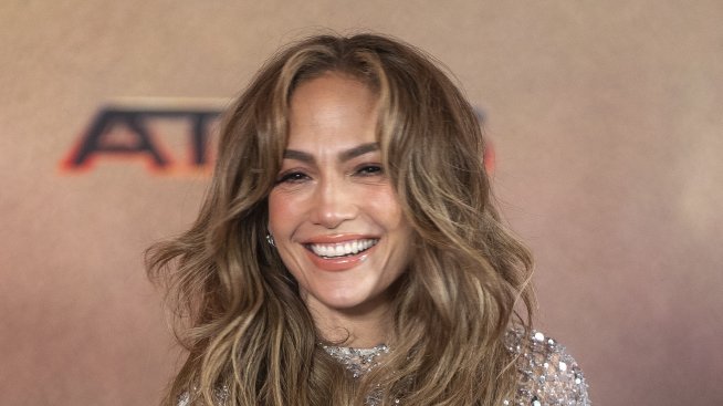 Дженифър Лопес – луда по черешовия маникюр