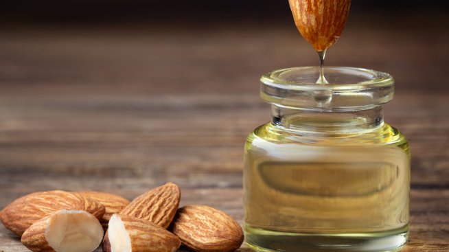 Бадемово масло – полезно ли е за косата