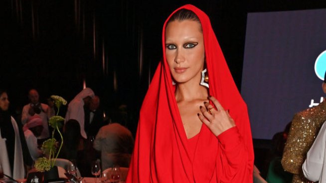 Кейт Мос, Кейти Холмс и Бела Хадид диктуват: Рокли с качулки са хит на червения килим 