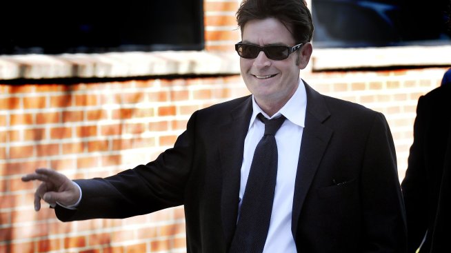 Чарли Шийн брои 120 000 долара на жена, с която спал преди години