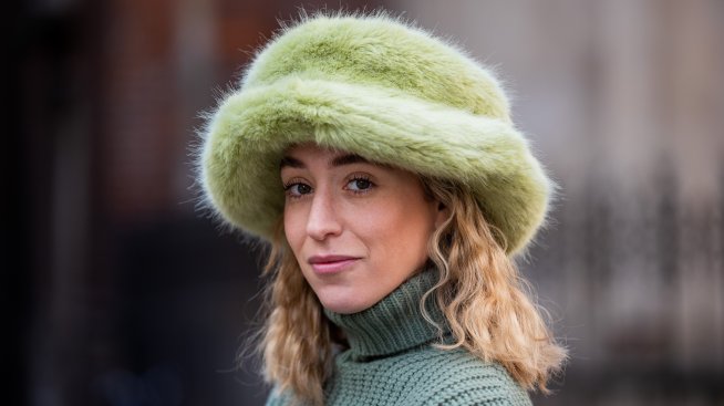 Пухкава шапка – любим зимен аксесоар на звездите