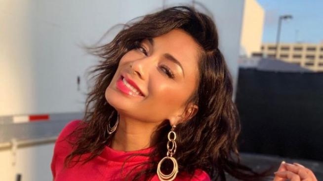 Никол Шерцингер с урок по миене на ръце