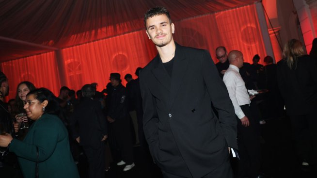 Като татко - Ромео Бекъм с нова гореща фотосесия на корица за списание