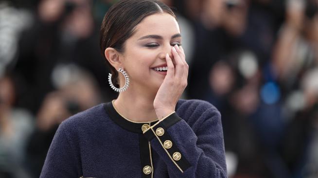 Тенденции 2020 – маникюрът на Селена Гомес 