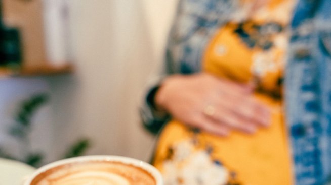 Бременната Нора Шопова демонстрира стил и еуфория за бъдещето