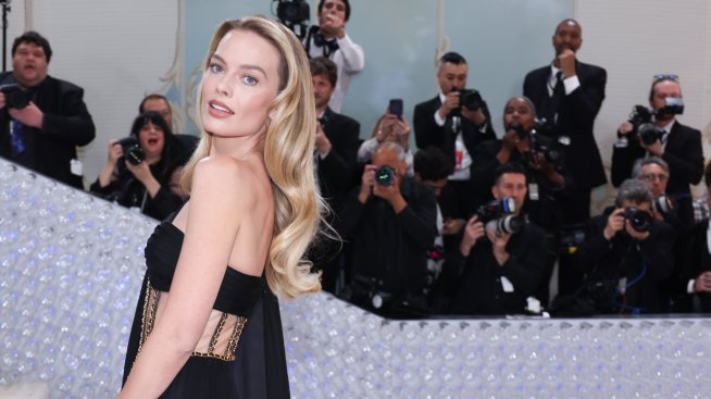 Марго Роби показва Къщата на Барби – с безводен басейн, розова кухня и голяма пързалка