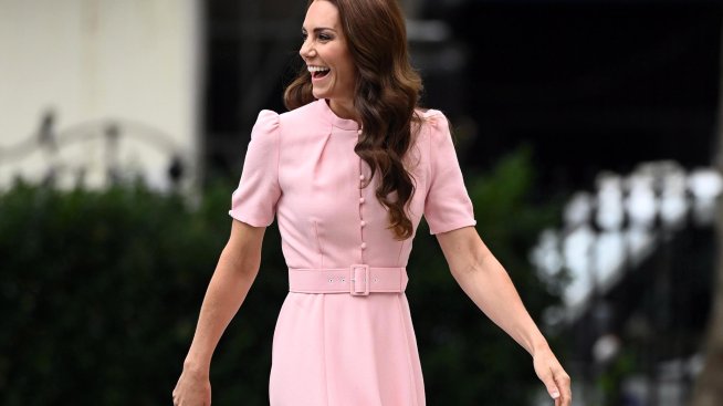 Код розовo: Кейт Мидълтън с кукленска рокля 