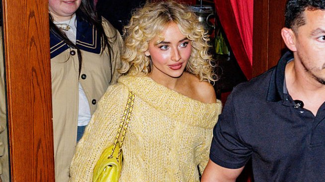 Плетената минирокля на Сабрина Карпентър е хитова модна визия тази есен