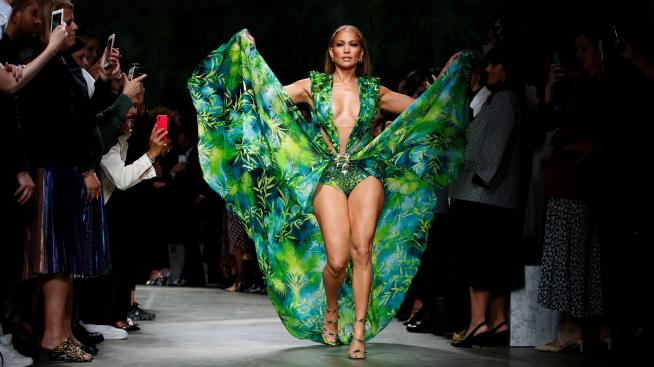 Заради Джей Ло: Versace съди компания за дрехи