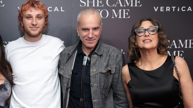 За първи път: Даниел Дей-Луис се появи със съпругата и сина си на червения килим