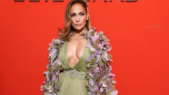 Джей Ло показа как тренира в задния двор на имението си в Бевърли Хилс