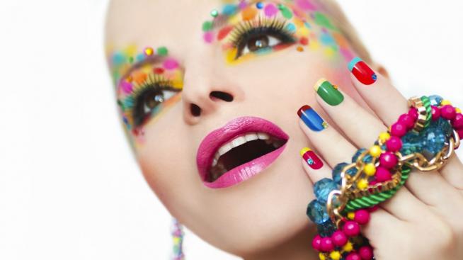 Цветен френски маникюр – новата мания на Кайли Дженър 