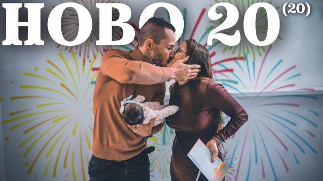 Теа и Наум Шопов с погача за малката Амая