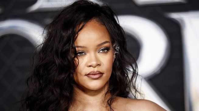 Бялата кралица – бременната Риана на червения килим