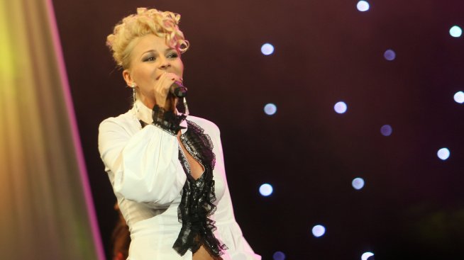 Сексапилна фризьорка дарява ДесиСлава с първо внуче