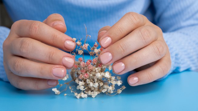 Гол маникюр – тенденцията на годината, която да си направите у дома