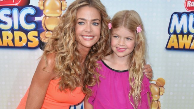 Дъщерята на Чарли Шийн и Денис Ричардс – Лола, се покръсти, след като удари дъното