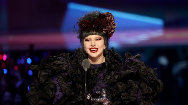 Лейди Гага като Мортиша Адамс – певицата дебютира нова секси прическа 