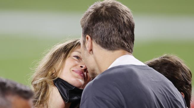 Том Брейди в сладката прегръдка на Жизел след седмата си титла Супербоул