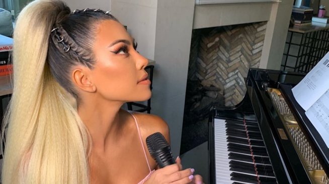 Кортни като Ариана Гранде, Кайли като Мадона: Звездни костюми за Хелоуин