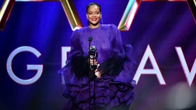 Дами и господа, Риана е готова за Коледа!