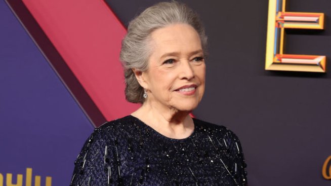 Неузнаваема – Кати Бейтс отслабна с 45 кг и дебютира новата си визия на наградите „Еми“