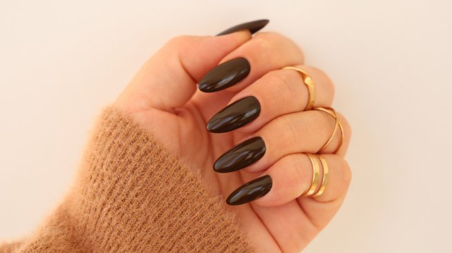Есенен маникюр за бадемови нокти – от шикозен блясък до несъответстващи точки