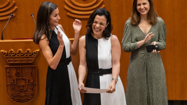 Две стилни дами, една и съща рокля: Кралица Летисия и професор Инмакулада