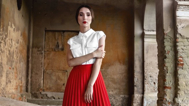 Най-стилните начини да носите дълга плисирана пола през новия сезон