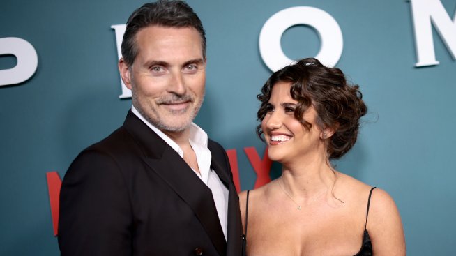 Три пъти за щастие: Руфъс Сюъл се сгоди за млада актриса