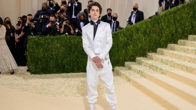 Тимъти Шаламе показа костюма си на Уили Уонка