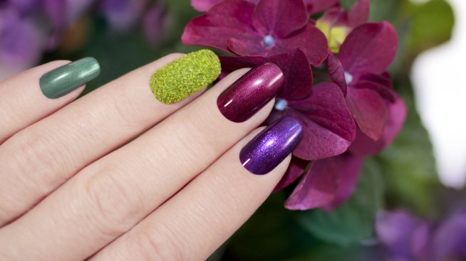 Кадифено стъкло е маникюрът на 2025 – как да го носите